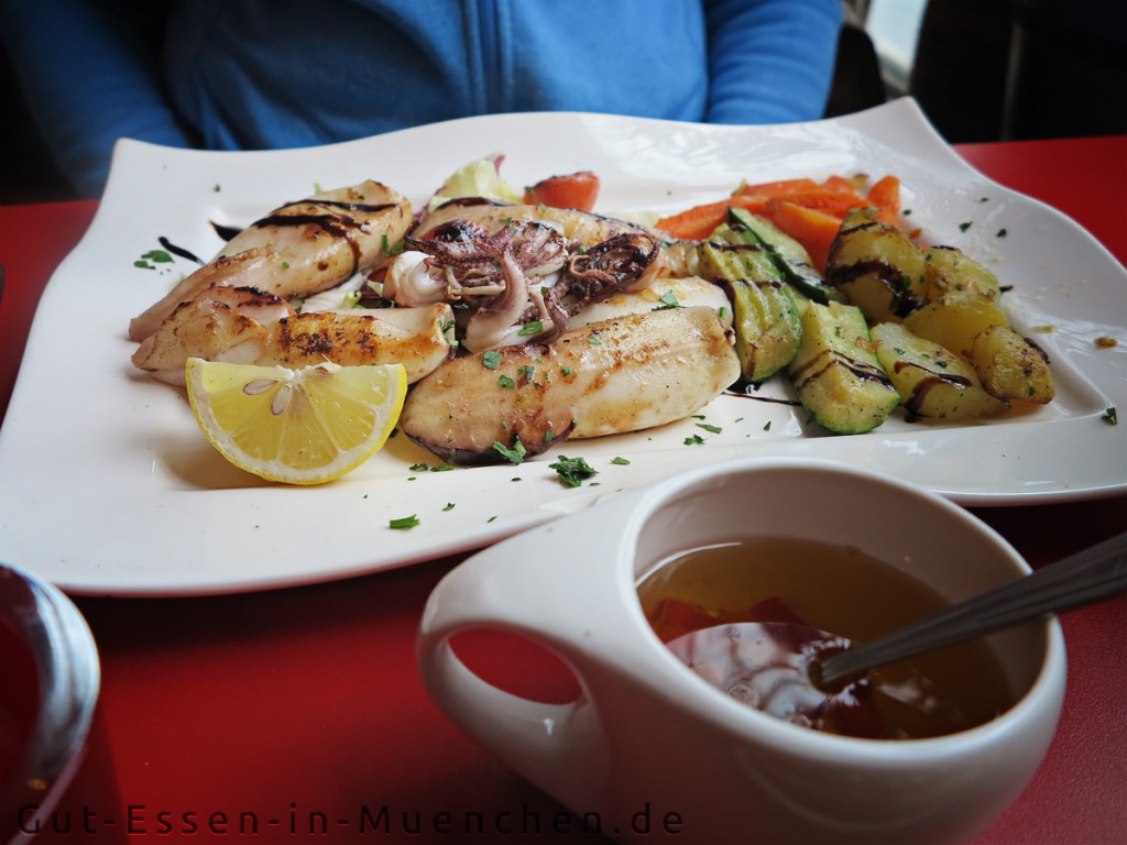 Calamari alla Griglia mit Kartoffeln und Gemüse.