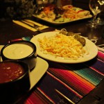 Guacamole, Salsa, Sauerrahm, Käse und Jalapeños