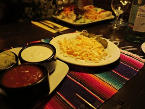 Guacamole, Salsa, Sauerrahm, Käse und Jalapeños