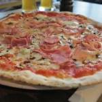 Pizza Prosciutto e Funghi mit Gorgonzola