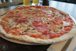 Pizza Prosciutto e Funghi mit Gorgonzola