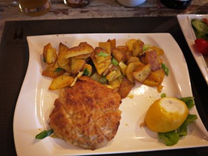 Cordon Bleu von der Schweinelende mit Bratkartoffeln.