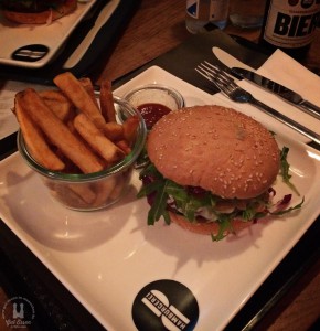 Hamburgerei: Cheeseburger mit Senf-Gurken-Chutney