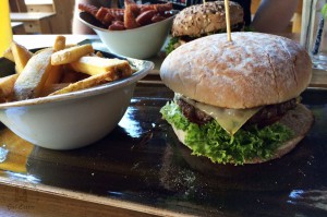 Burger Käse & Speck mit Fritten im Hans im Glück Isarpost.