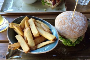 Burger Käse & Speck mit Fritten