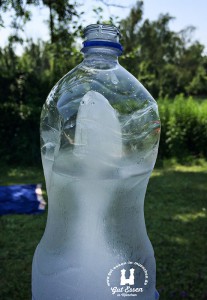 PET-Flasche mit Eisstab hält Getränke unterwegs lange kühl.