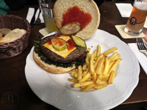 Der XL Burger mit Pommes (12,50 Euro)