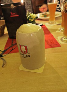 Dunkles Bier im SteinDunkel vom Fass im Steinkrugkrug