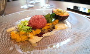 Thunfischtatar mit Relish von geschmorter gelber Paprika und Passionsfrucht