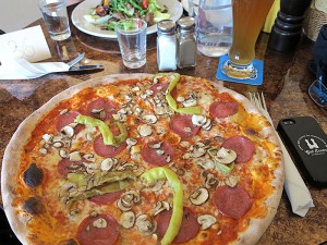 Riesenpizza im Osteria Restaurant in Hadern