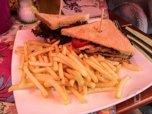 Club Sandwich mit Pute, Speck und Pommes Frites (16,80 Euro)