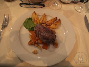 Steak mit Wurzelgemüse und Kartoffelschnitten