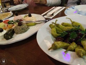 Vorspeisenplatte Pikilia mit Oliven und Peperoni