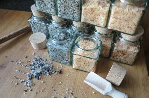 Selbstgemachtes Olivensalz & Chilisalz