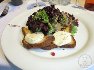 Ziegenkäse auf Weißbrot mit Blattsalat