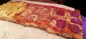 Pizza mit drei Belägen, Kartoffel-Carpaccio, Schinken und Salami