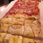 Die Spezialität im Pizzesco: Pizza vom Blech