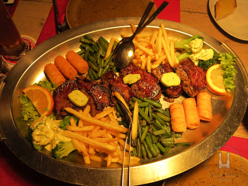 El-Gaucho-Platte mit Steak-Variationen, Gemüse, Kroketten und Pommes