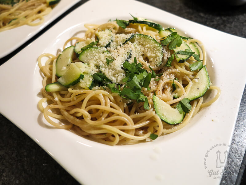 Spaghetti mit Zucchini und einer leichten Knoblauch-Kräuter-Soße und Parmesan