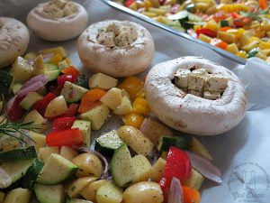 Serviertipp: Mediterrane Ofenkartoffeln mit Gemüse und großen Champignon mit Käsefüllung