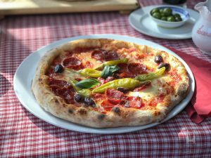 Pizza Diavolo mit italienischer Salami, Peperoni und Oliven für 8 Euro