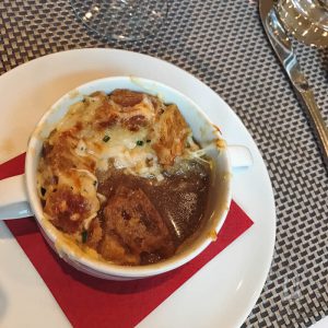 Zwiebelsuppe mit Croûtons und Käse gratiniert (6,90 Euro)
