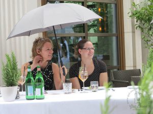 Kein BBQ ohne kurzem Regenschauer: Nicole Hüsken, The Charles Hotel und Jasmin Ralbofski (wasdunichtkennst.de)