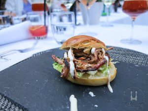 Pulled-Pork-Burger mit Zwiebelmayonnaise und Brioche Bun