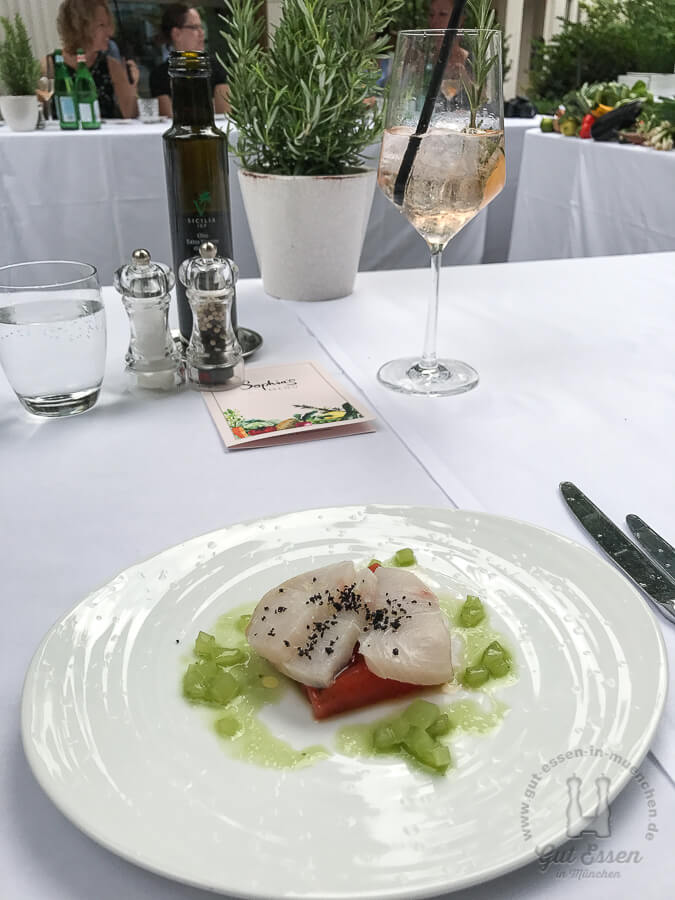 Vorspeise: Gegrillte Wassermelone mit roh marinierten Kingfisch, Gurke und Olivenstaub