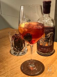 Slipsmith Sloe-Gin mit Wildberry-Tonic, Zitrone und Brombeere