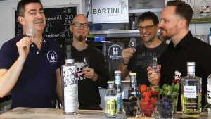 Gin-Tasting im Bartini, mit Thomas, Spucki und Jörg (v.li.).