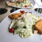 Vi Vadi Rustico: Caesar Salad mit überbackenem Käse