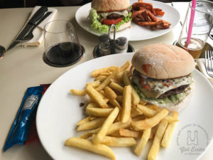 Gerners Wirtshaus & Bar: Cheeseburger mit Pommes Frites oder Süßkartoffel-Pommes