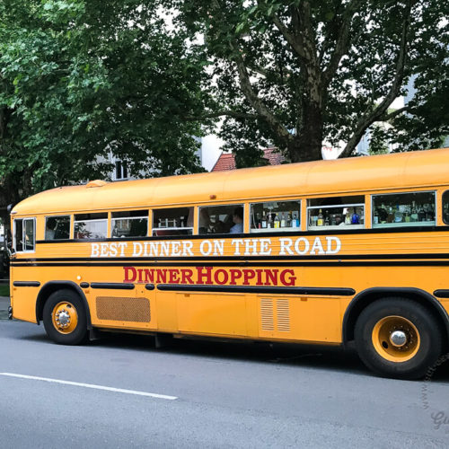 Dinner-Hopping-Bus: Drei Gänge im Oldtimer-Schulbus ...