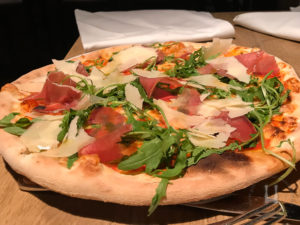 Pizza Speziale mit Parmaschinken, Rucola und gehobelten Parmesan für 11,50 Euro