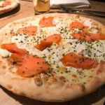 Pizza Marina mit geräucherter Lachs, Frischkäse und Schnittlauch für 12 Euro