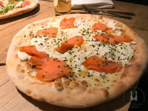 Pizza Marina mit geräucherter Lachs, Frischkäse und Schnittlauch für 12 Euro