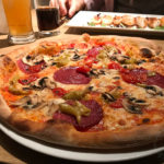 Pizza Salami mit Peperoni, Cocktailtomaten und extra Champignons