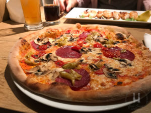 Pizza Salami mit Peperoni, Cocktailtomaten und extra Champignons