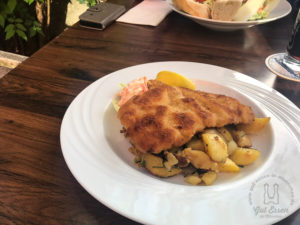 Münchener Schnitzel mit Meerrettich-Senfpanade und Bratkartoffeln (11,80 Euro)