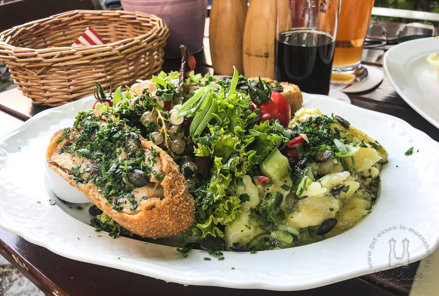 Steirischen Backhendlsalat (13,80 Euro) mit gebackenen (Bio-)Hühnerstücken auf Blattsalat, Kartoffelsalat und Kernöl