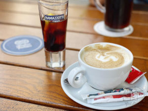 Ramazzotti (3,50 Euro) und Cappuccino (3 Euro)